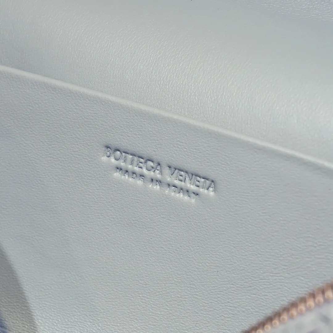 Batch 1360 Bottega Veneta 24 spring and summer woven zipper crossbody bag. A crossbody bag that can be used as a cosmetic bag. The exquisite weaving and compact body are an indispensable accessory for the upcoming summer. The double zipper also better protects the bag. It has a large capacity. If you like it, don’t miss it. Style number: 9109 Size: 22*12.5*5cm